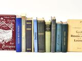 des livres alignés en rangée sur une surface blanche