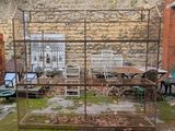 une cage métallique contenant une table et des chaises