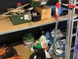 une pièce encombrée, avec des outils sur les étagères