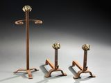trois porte-manteaux en métal et en bois posés sur un plan de travail gris