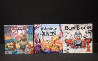 trois jeux posés sur la table, sur fond noir