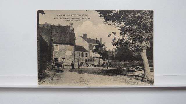 St-Yrieix-la-Montagne Place de l’Église(PM 1279). Autobus petit p...