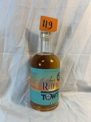 une bouteille de rhum posée sur une table