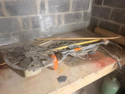 une table sur laquelle sont posés plusieurs outils