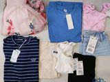 beaucoup de vêtements posés sur une table