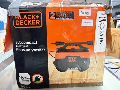 La boîte d'un nettoyeur haute pression filaire Black & Decker se trouve sur la table.