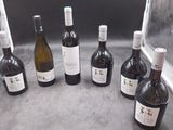 Plusieurs bouteilles de vin sont alignées en cercle sur un comptoir
