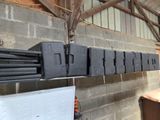 de nombreuses enceintes accrochées au mur de la pièce