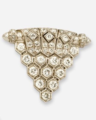 une image représentant une broche en forme de diamant sur fond blanc