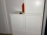 un réfrigérateur et une armoire dans un coin de la pièce