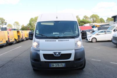 une camionnette blanche garée dans un parking