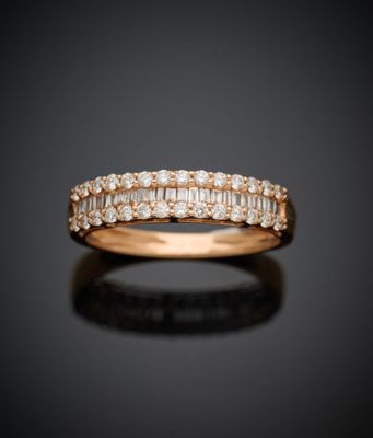 une bague en or rose sertie de diamants taille baguette et de diamants