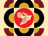 un oiseau blanc perché sur une fleur rouge et noire