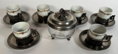 plusieurs tasses et soucoupes posées sur une table blanche