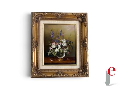 une peinture de fleurs dans un vase sur une table