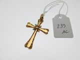 un gros plan d'une croix à laquelle est accrochée une étiquette de prix