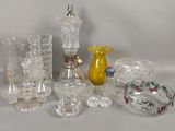 un grand nombre d'objets en verre posés sur une table