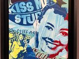 peinture représentant le visage d'une femme dans un collage d'autocollants sur un mur