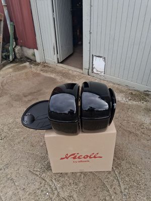 une boîte sur laquelle sont posées deux paires de chaussures