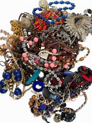 une pile de bijoux assortis sur une surface blanche