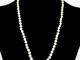un collier de perles blanches autour du cou d'un mannequin, muni d'un fermoir en or