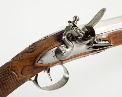 un gros plan d'un pistolet sur un fond blanc avec un fond blanc