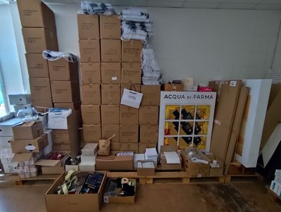 une pièce avec beaucoup de cartons et des cartons sur le sol
