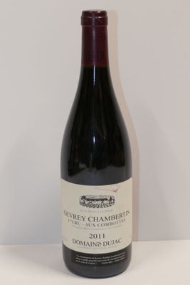 une bouteille de vin posée sur une table