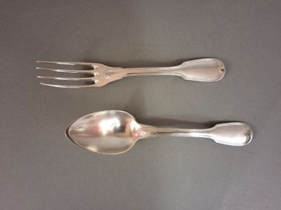 deux cuillères et une fourchette posées sur une table