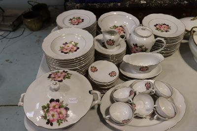 beaucoup d'assiettes et de tasses posées sur une table