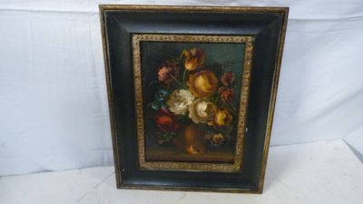 une vieille photo représentant un tableau de fleurs et de fruits dans un cadre noir