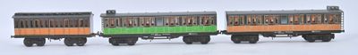 un petit train qui roule sur les rails dans la neige