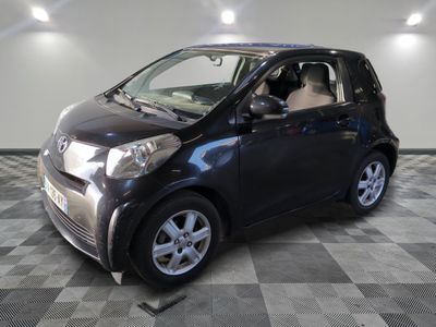 une petite voiture noire garée dans un garage