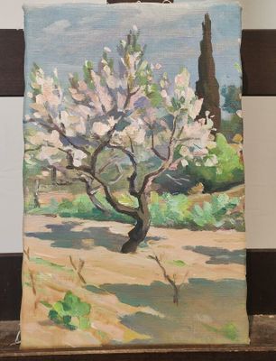 une peinture à l'huile représentant un arbre posé sur un banc en bois devant un mur blanc