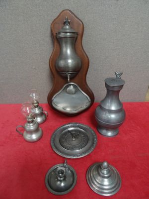 une table rouge sur laquelle sont posés des objets en argent et recouverte d'une nappe rouge