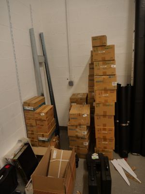 une pièce où il y a beaucoup de cartons par terre