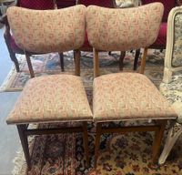 Paire de chaises bois dossier et assise à tissu géométrique …