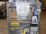 un chariot contenant de nombreux cartons dans un entrepôt