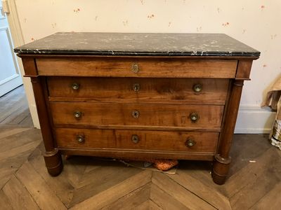 Commode en noyer mouluré et sculpté, ouvrant à quatre tiroir…
