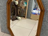 un miroir posé par terre dans un coin de la pièce
