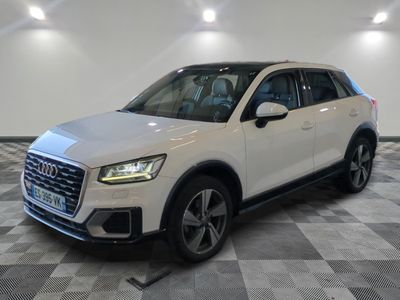 Le SUV Audi blanc est garé dans une grande pièce