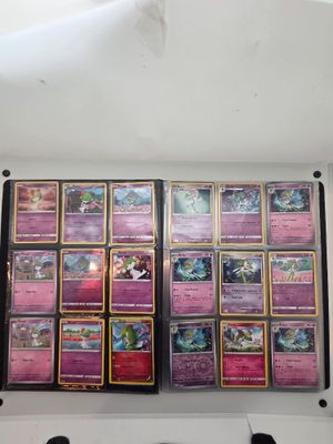 de nombreux types de cartes Pokémon exposées dans une boîte