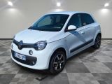 la photo d'une petite voiture blanche garée dans un garage