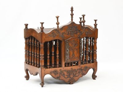 un lit en bois avec un cadre en bois et une tête de lit en bois