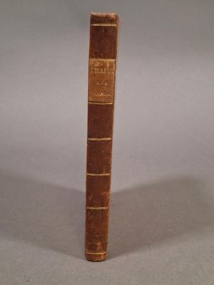 un grand livre posé sur une table