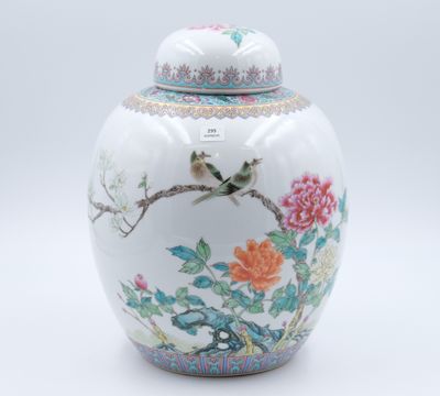 un vase blanc sur lequel sont peints un oiseau et des fleurs