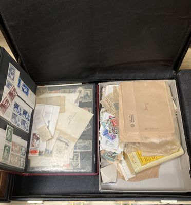 une valise contenant de nombreux timbres et papiers