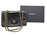 Sac à rabat Chanel en cuir noir gaufré effet crocodile