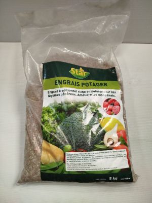 un sac de brocolis et d'autres légumes posé sur une table
