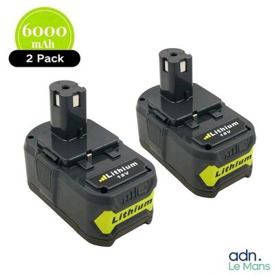 une paire de deux batteries Black & Decker sur fond blanc